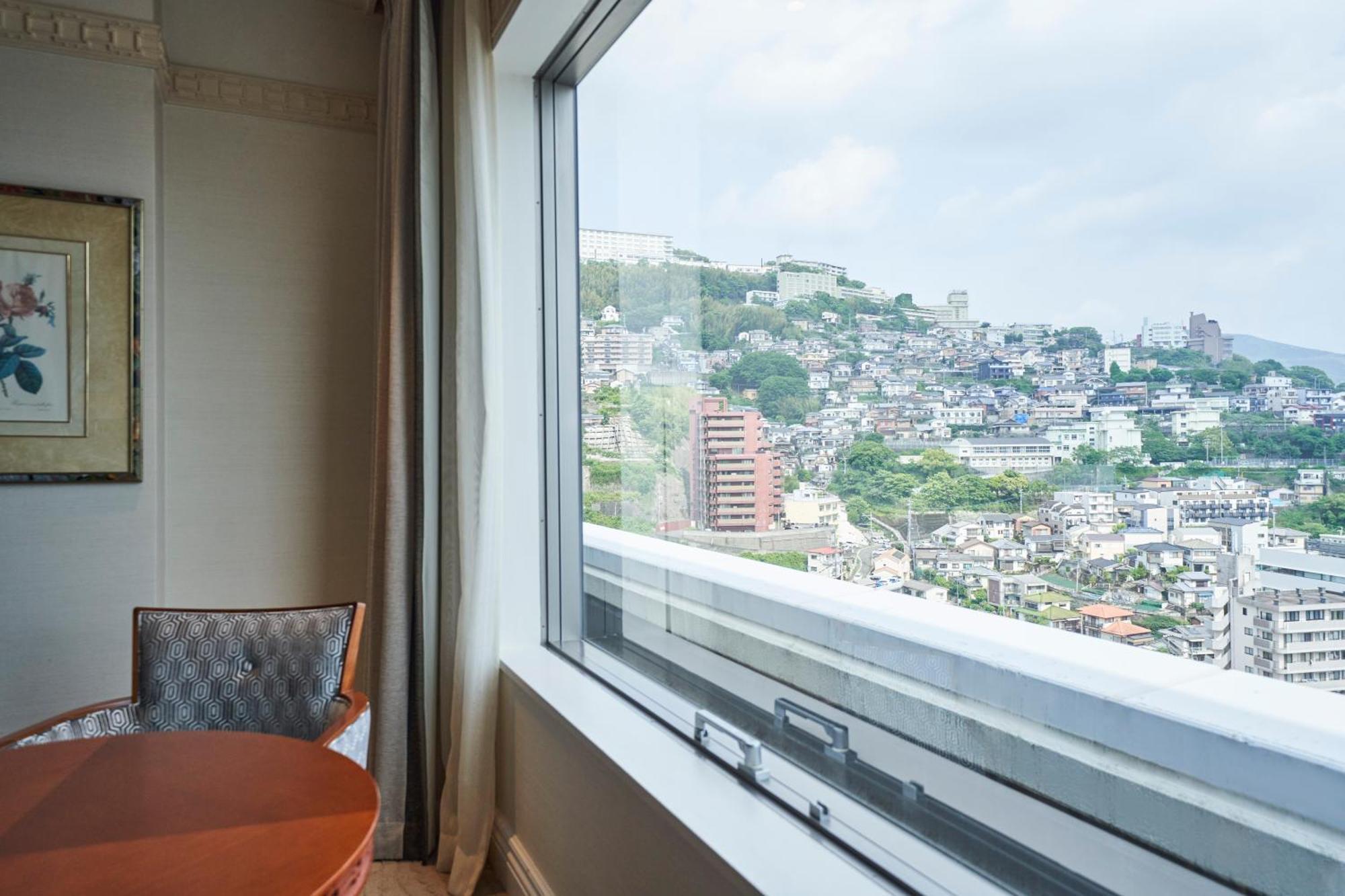The Global View Nagasaki Hotel Eksteriør billede A window with a view of the city